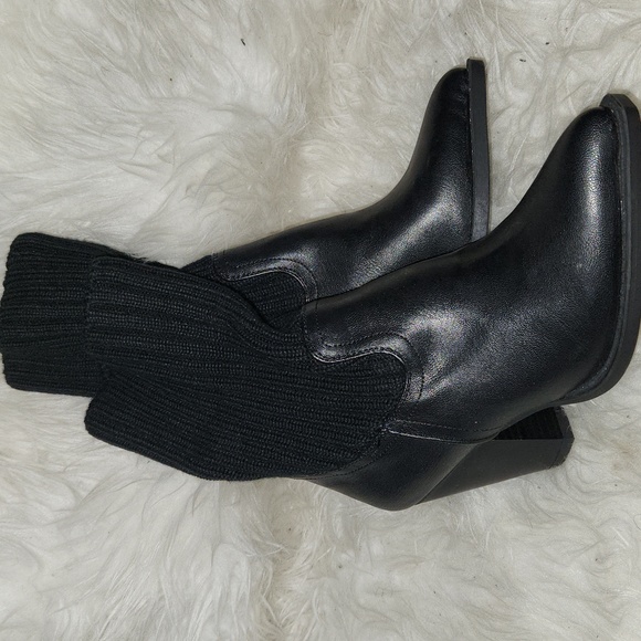 Black heeled booties size 6 - Picture 3 of 3